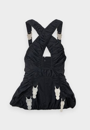 Μαύρο αμάνικο τοπ με ρυτιδωτή υφή, με σταυρωτούς ιμάντες και ασημένιες μεταλλικές λεπτομέρειες στο μπροστινό μέρος, απλωμένο επίπεδα σε λευκό φόντο.