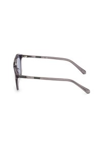 Gafas de sol transparentes grises con montura rectangular, lentes oscuros y patillas elegantes que presentan marcas de la marca. Diseño ligero y moderno.