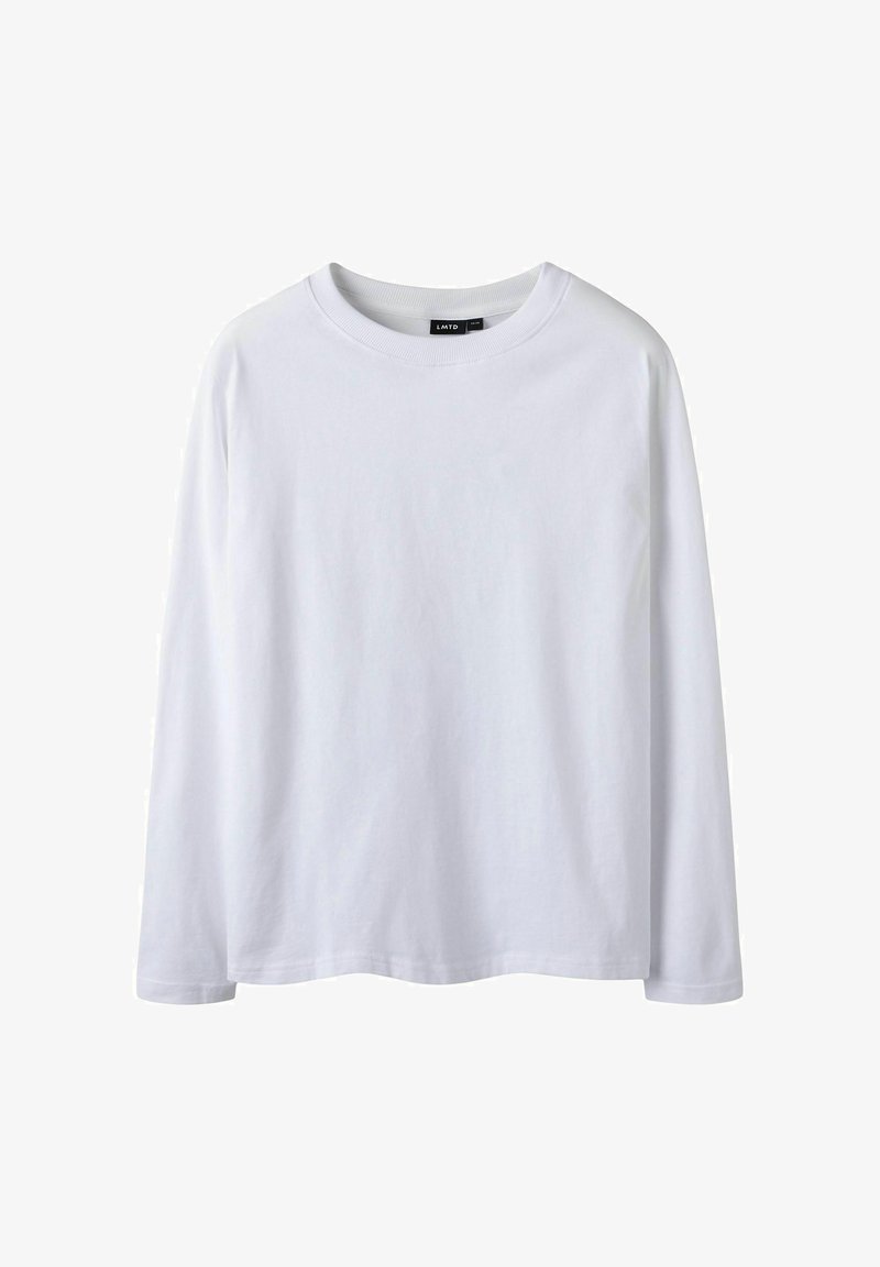 Biała koszulka z długim rękawem wykonana z bawełny. Posiada okrągły dekolt, prosty krój oraz delikatne wygięcie na dole dla luźniejszego fasonu.