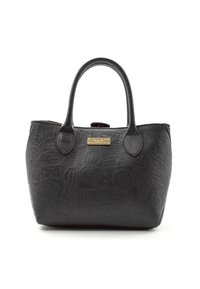 Svart handväska i präglat läder med en texturerad yta och mönster. Inkluderar robusta handtag och detaljer i guldton.