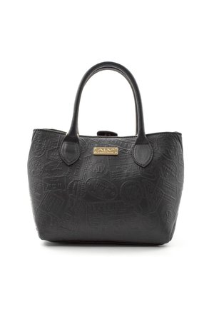 Sort håndtaske i præg læder med en struktureret overflade med mønstre. Indeholder robuste top-håndtag og en hardwareaccent i guld-tone.