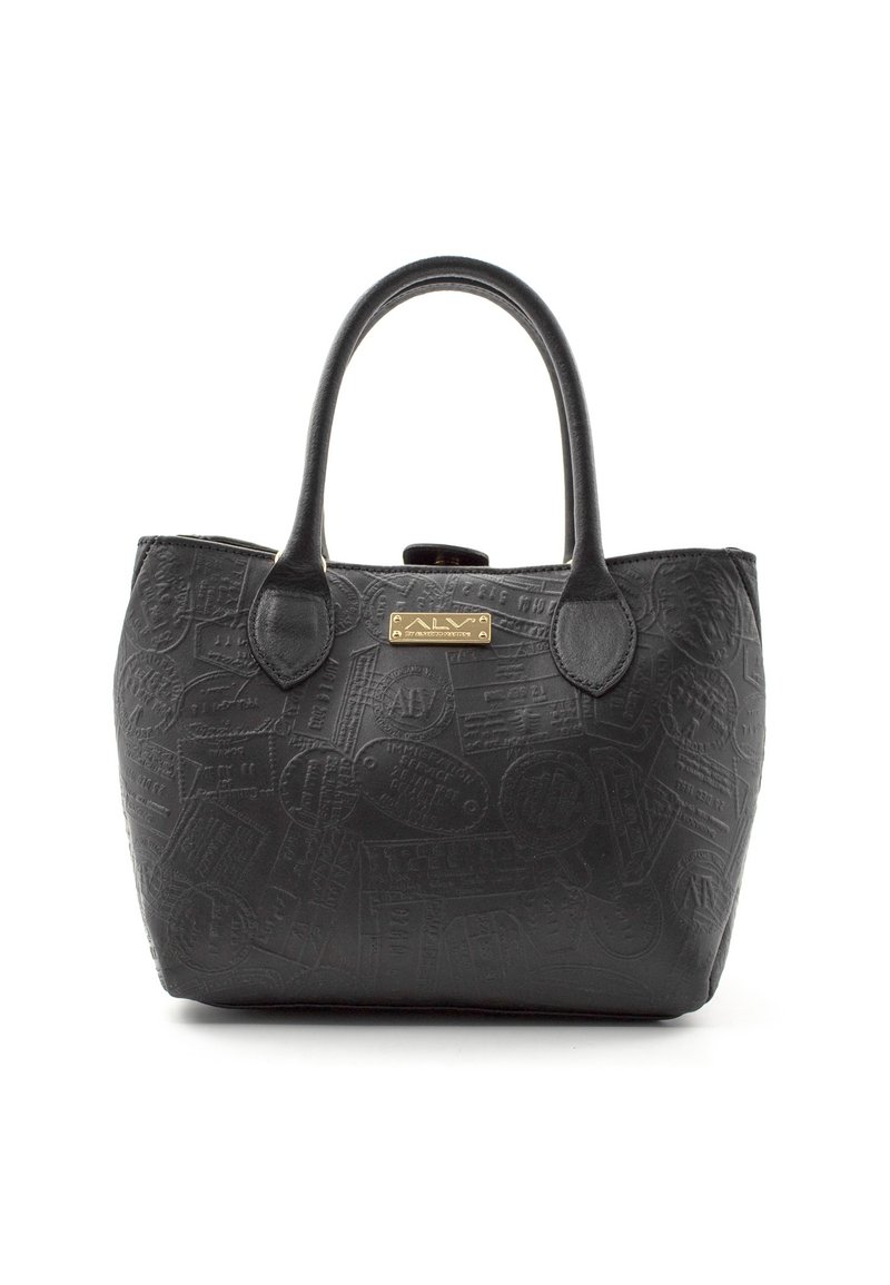 Svart handväska i präglat läder med en texturerad yta och mönster. Inkluderar robusta handtag och detaljer i guldton.