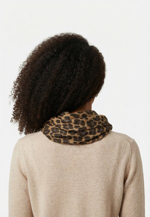 Persona con cabello rizado vista desde atrás, que lleva un suéter beige y una bufanda marrón con estampado de leopardo alrededor del cuello.