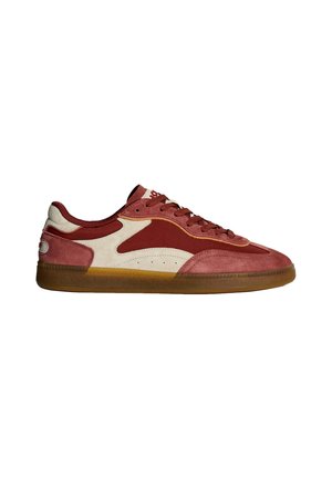 Zapatilla baja con paneles de gamuza burdeos y blanco roto, cordones a juego y suela de goma translúcida, mostrada desde el lado exterior.