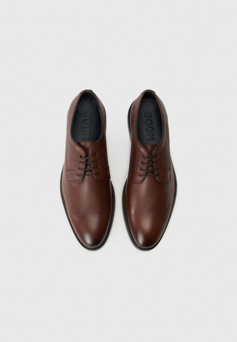 Brązowe skórzane buty eleganckie z gładkim wykończeniem, z okrągłym noskiem, sznurowanym zapięciem oraz subtelnymi teksturowanymi akcentami po bokach.