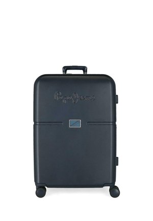Maleta rígida negra con cuatro ruedas, un asa retráctil y un panel frontal con logo.