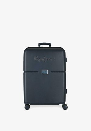 Maleta rígida negra con cuatro ruedas, un asa retráctil y un panel frontal con logo.