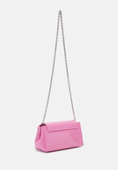 Borsa a tracolla in ecopelle rosa con forma rettangolare, texture lucida e tracolla in catena argentata, dotata di chiusura a pattina.