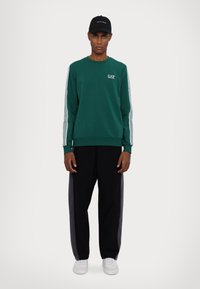 EA7 Emporio Armani FELPA - Ikdienas džemperis - evergreen