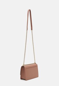 Borsa a spalla marrone con texture, di forma rettangolare, dotata di tracolla a catena e pannello frontale liscio.