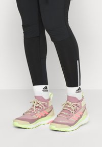 adidas Performance FREE HIKER - Sapatos de caminhada - magic mauve/acid red/pulse lime
