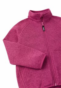 Fleecejacke in leuchtendem Pink mit hohem Kragen, durchgehendem Reißverschluss und strukturiertem Stoff. Verfügt über Raglanärmel und ein glattes Innenfutter.