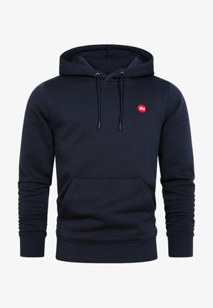 Navyblauwe hoodie van zacht materiaal, met een voorzak, verstelbare capuchon met trekkoord en een klein rood logo op de borst.