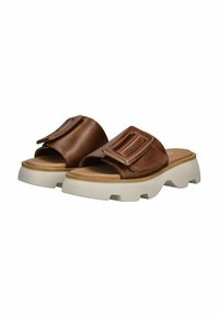 Sandales en cuir marron à glissière avec une large sangle dotée d'une boucle rectangulaire, une semelle intérieure beige rembourrée et une semelle extérieure blanche épaisse.