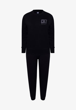 Czarny zestaw z bluzą z długim rękawem i spodniami z logo "CR7 Nightwear" na górnej lewej stronie klatki piersiowej, zaprojektowany do wygodnej odzieży nocnej.