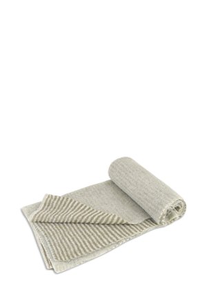Couverture roulée en tissu gris avec une texture côtelée. Un côté est uni, tandis que l'autre présente des rayures alternées dans des teintes plus claires et plus foncées.