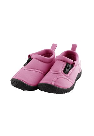 Paar kleine rosa Kleinkindschuhe mit schwarzen, strukturierten Sohlen und seitlichen Reißverschlüssen, weichem Stoff und Laschen an der Ferse.