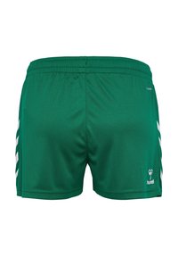 Gröna sportshorts med texturerad yta, elastisk midja och vita chevronremsor på sidorna. Har en logotyp i det nedre hörnet.