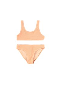 Ribbede to-dels badetøy i lys fersken, med firkantet utringning og justerbare stropper på toppen, samt matchende høy midje-bukser.