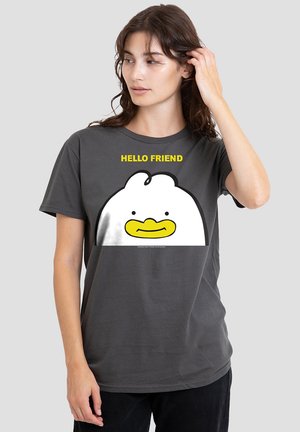 Graues Baumwoll-T-Shirt mit einem Cartoon-Entenmotiv und dem Text "HALLO FREUND" in Gelb. Standardpassform, kurze Ärmel und runder Halsauschnitt.