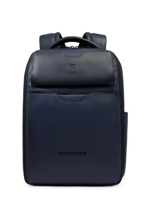 Marineblauer Leder-Rucksack mit vorderen Reißverschlusstaschen, gepolsterten Schultergurten und Tragegriff oben.
