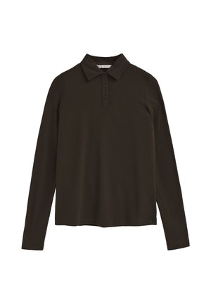 Polo a maniche lunghe marrone scuro con colletto e tre bottoni su sfondo bianco.