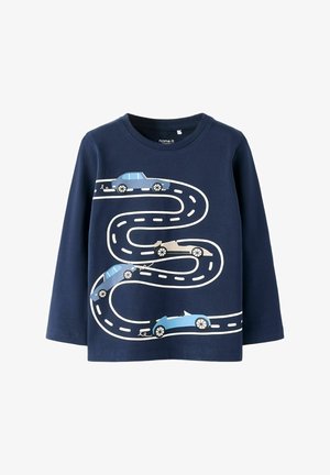 Marineblå langærmet børneskjorte med en snoet vej og fire blå og beige biler, der kører langs den.