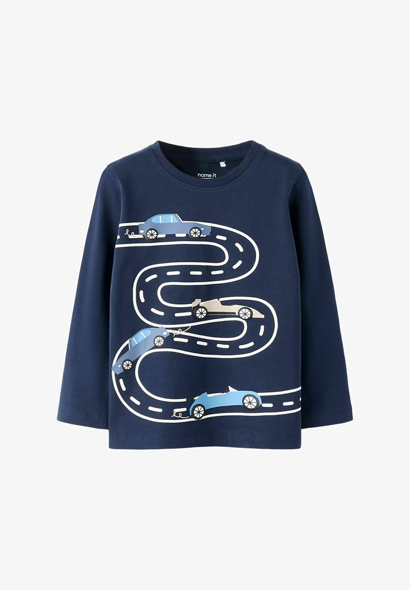Granatowa, dziecięca koszula z długim rękawem z motywem krętej drogi, po której jadą cztery niebiesko-beżowe samochody.