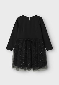 Svart klänning med lång ärm, mjukt livstycke och en tüllkjol med silverstjärnlika prickar. Nyckelhålsrygg med knappstängning.