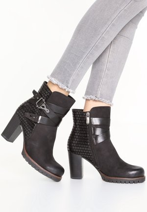 Stiefelette - black