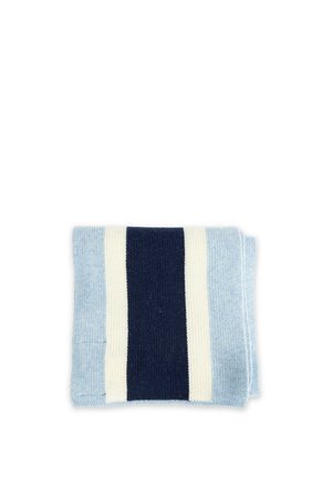 Una bufanda de punto doblada con una amplia franja azul marino, franjas estrechas crema y bordes azul pálido sobre un fondo blanco.