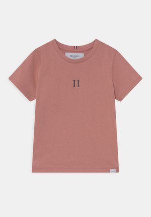 Koszulka z krótkim rękawem w kolorze kurzowej różu z okrągłym dekoltem, czarną rzymską cyfrą II na środku przodu oraz małą metką marki na dolnym brzegu.