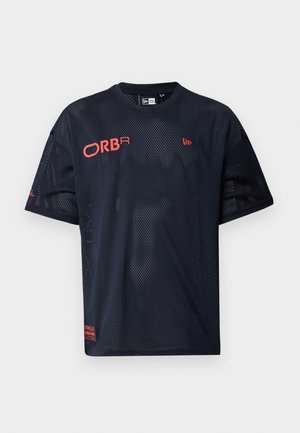Camiseta de malla de manga corta azul marino con detalles en logo rojo. Presenta un cuello redondo y tela transpirable para una mejor ventilación.