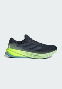 Schwarzer Textil-Laufschuh mit Obermaterial aus Mesh, grünen Akzenten, drei Streifen-Branding und einer gepolsterten Sohle in Farbverlauf von Blau und Grün.