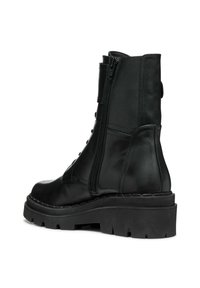 Botín de cuero negro hasta el tobillo con cremallera lateral, punta redonda, suela de goma gruesa y costuras reforzadas en el borde superior.