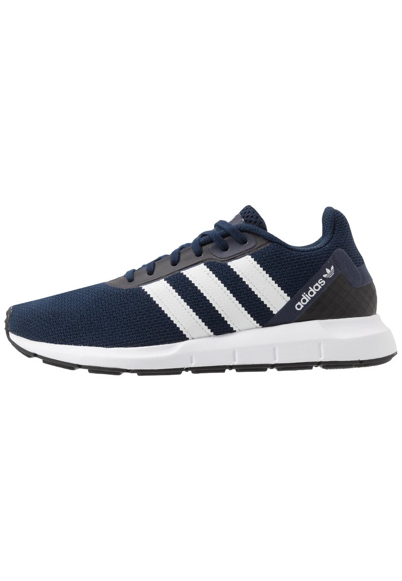 Marineblaue Adidas Sneaker mit weißen Streifen, Obermaterial aus Mesh, gepolsterter weißer Sohle, schwarzem Außensohle und Adidas-Logo auf der Ferse.