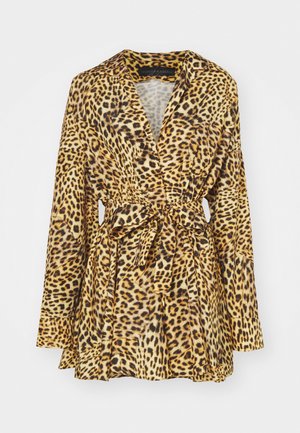 Vestito avvolgente con stampa leopardata nei toni del giallo e del marrone. Presenta maniche lunghe, una cintura da annodare in vita e una silhouette svasata. Tessuto a trama morbida.