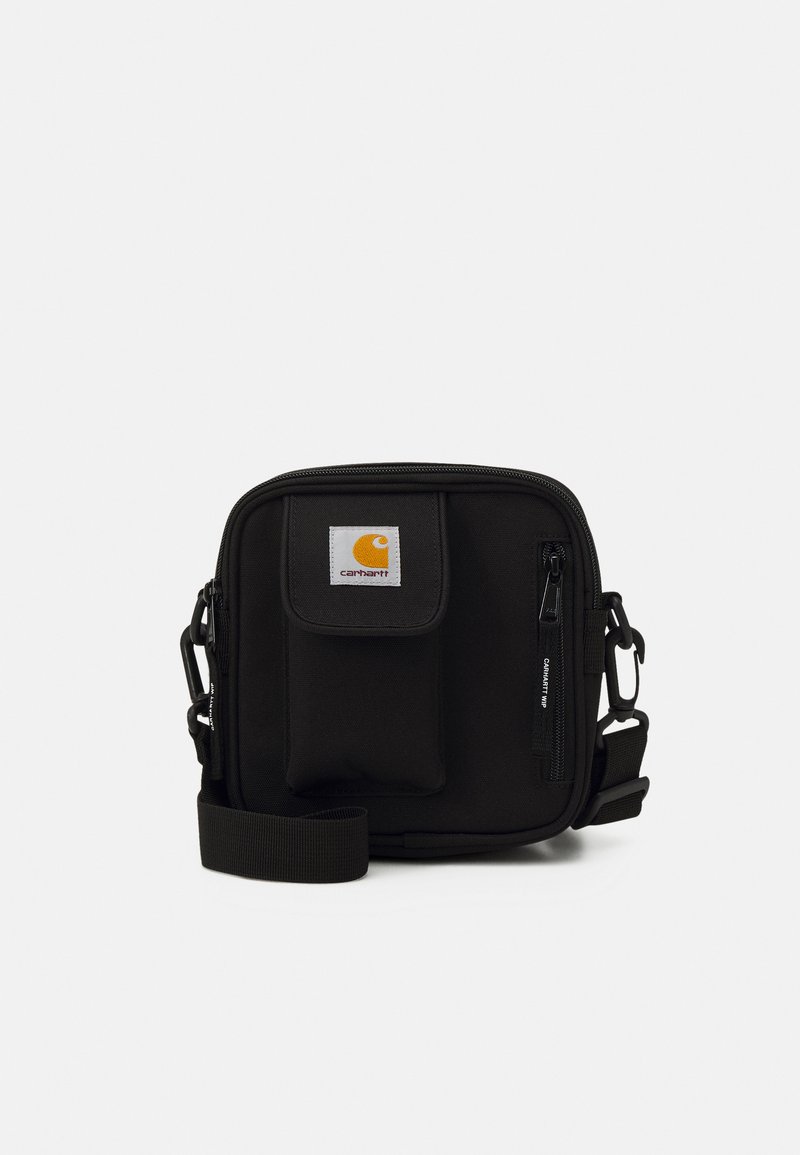 Bolsa crossbody preta feita de tecido durável, com um bolso frontal, fecho de zíper e alça ajustável. Inclui detalhe com logotipo.
