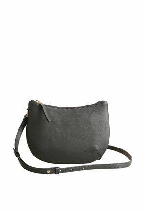 Lille sort skuldertaske i læder med gyldent lynlås og justerbar rem, enkelt buet design, struktureret overflade.