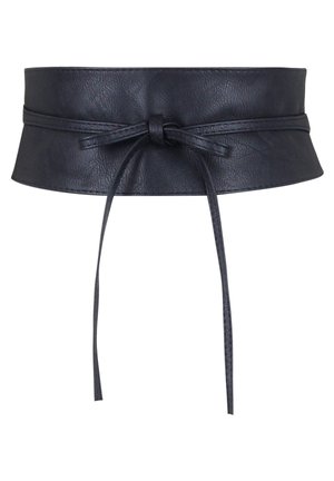 Large ceinture en cuir noir avec un nœud noué au centre et de longues lanières pendantes sur fond blanc.