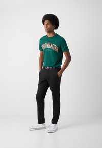 Lindbergh COPENHAGEN HERITAGE TEE - Apdrukāts T-krekls - dark green