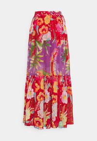 Langer Blumenkleid mit roten, lila und mehrfarbigen Paneelen, goldenen Sprenkeln und elastischem Bund auf einem weißen Hintergrund.