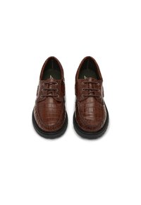 Καφέ δερμάτινα παπούτσια με ανάγλυφη υφή κροκόδειλου, με στρογγυλεμένη μύτη, σχεδίαση με κορδόνια και χοντρή μαύρη λαστιχένια σόλα.