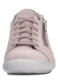 Helle pinke Wildleder-Sneaker mit Schnürsenkeln und seitlichem Reißverschluss. Die Gummisohle hat eine gerillte Textur. Abgerundete Zehenkappe und minimalistisches Design.