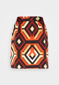 Krátká áčková sukně s výrazným geometrickým vzorem v červené, černé, béžové a bílé barvě. Hladká tkanina s pevným pasem.