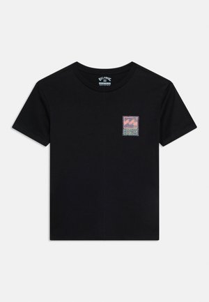 Μαύρο t-shirt με κοντά μανίκια και στρογγυλή λαιμόκοψη, με μικρό πολύχρωμο λογότυπο Billabong στο αριστερό στήθος.