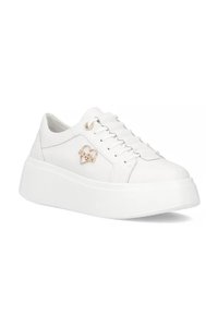 Białe skórzane sneakersy na platformie z okrągłym noskiem, płaskimi sznurówkami i złotym, sercowatym akcentem z boku. Teksturowana gumowa podeszwa.