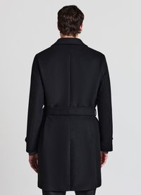 Cappotto nero in lana con vita con cintura, maniche lunghe e collo classico con rever a incavo. Tessuto liscio e vestibilità sartoriale.