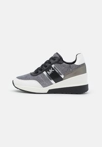 Sneakers con zeppa, realizzati con una parte superiore in tessuto nero e grigio, suola in gomma bianca, dettagli argentati e chiusura con lacci. Presentano un dettaglio del logo sul lato.