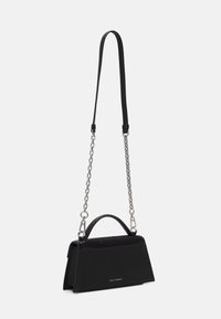 Sac à main rectangulaire noir avec poignée courte et longue bandoulière chaîne argentée, avec logo Karl Lagerfeld en bas devant au centre.